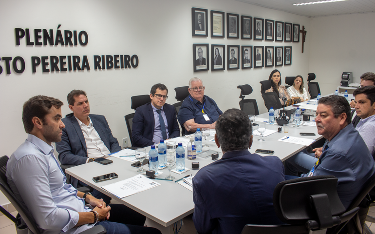 Juceal promove reunião para discutir melhorias no registro empresarial, em Penedo