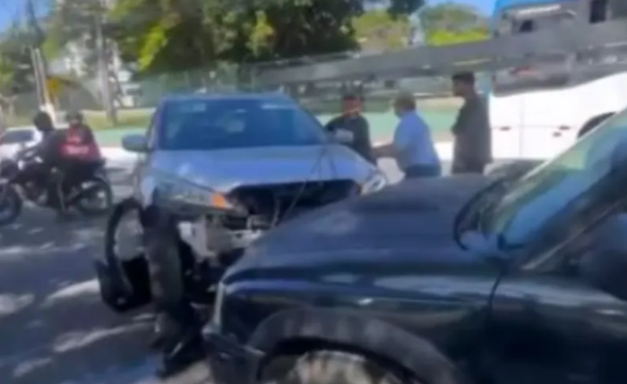 Vídeo registra carro desgovernado colidindo com veículos na Fernandes Lima