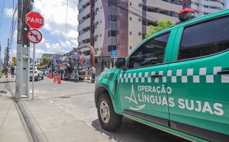 Operação da Prefeitura combate despejo irregular de esgoto no sistema de drenagem