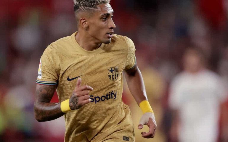 Barça bate Sevilla com gols de Raphinha e Lewandowski e continua na cola do Real