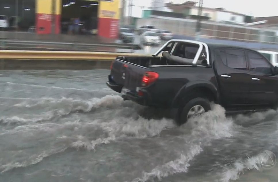 Fortes chuvas causam transtornos em diferentes bairros da capital 