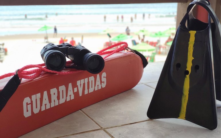 Quatro  vítimas de afogamento são resgatados na Praia do Francês