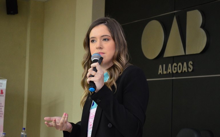 Em Arapiraca, deputada Cibele Moura profere palestra, visita delegacias e cumpre extensa agenda
