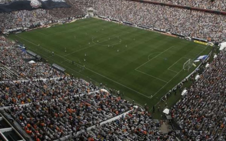 Gaviões da Fiel espalha faixas de protesto no CT do Corinthians e aumenta pressão sobre elenco