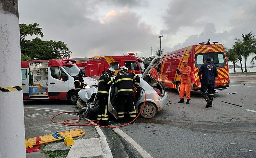 Colisão entre carro e carreta deixa motorista ferido no Jaraguá