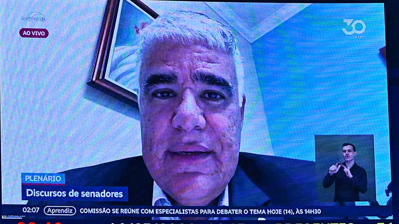 Girão critica fechamento de comentários nas redes do Senado