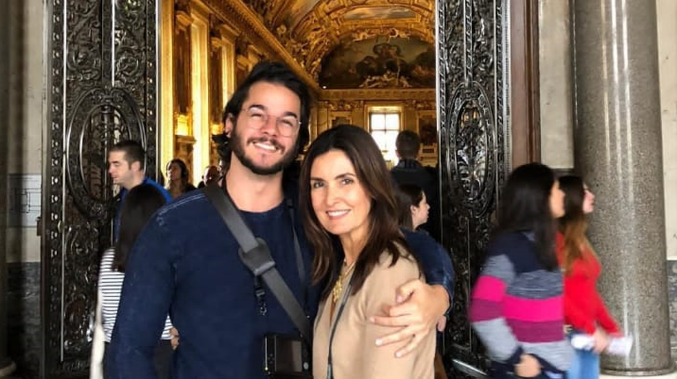 De férias com namorado, Fátima Bernardes anda de metrô em Paris