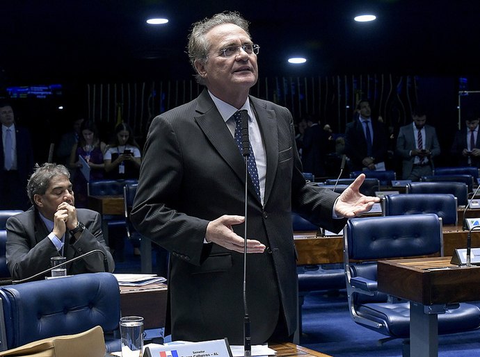 Renan sugere a Eunício que entregue chaves do Senado ao STF