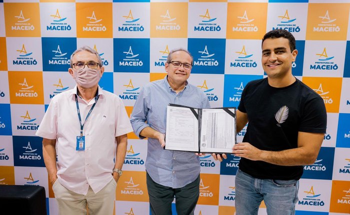 Prefeito JHC durante a entrega do alvará que permite a construção dos supermercados Prefeito JHC durante a entrega do alvará que permite a construção dos supermercados