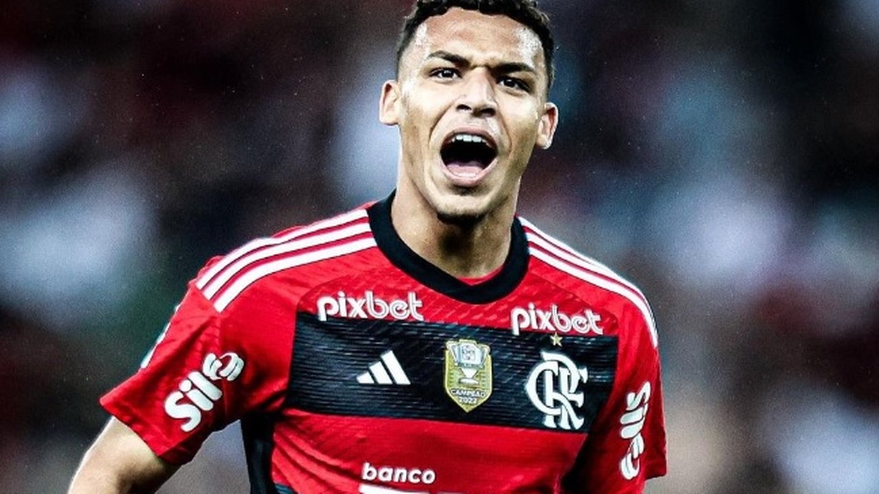 Flamengo anuncia a renovação de contrato do meia Victor Hugo por cinco temporadas