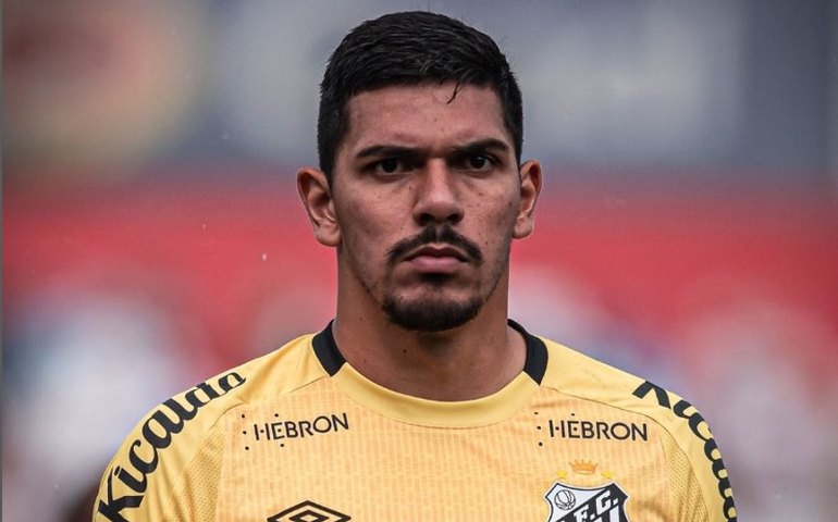 João Paulo mostra alívio com vitória do Santos e projeta fim de jejum em clássicos