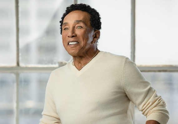 Cantor Smokey Robinson é acusado de estupro por ex-funcionárias