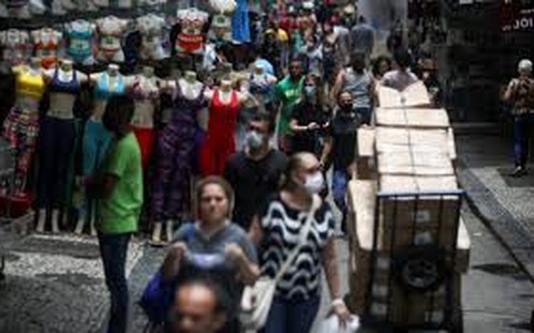 Governo adia por 90 dias regra que restringe trabalho em feriados no comércio