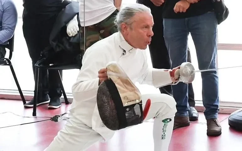 Bruce Dickinson, do Iron Maiden, participa de combate de esgrima em Curitiba; assista