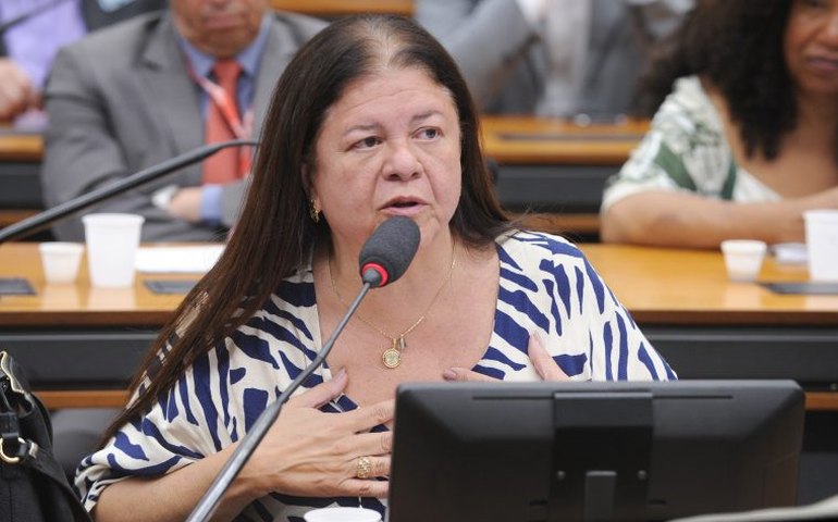 Comissão aprova multa para quem deixa criança sozinha em elevador e áreas comuns de condomínios