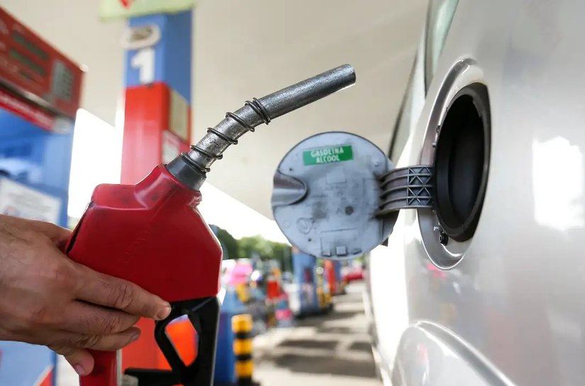Combustível: governo prevê queda de preço se petróleo mantiver cotação