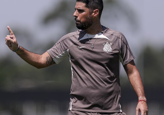 António Oliveira deve ter volta de Paulinho ao meio-campo do Corinthians diante do América-RN