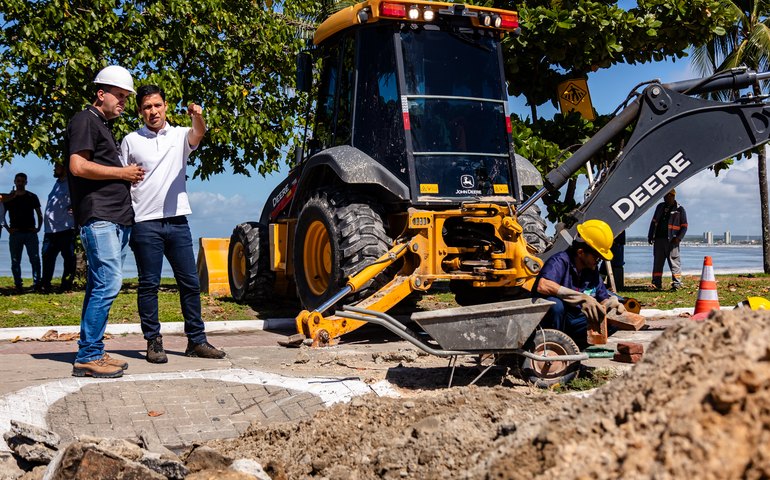 Vice-prefeito e titular da Seminfra acompanha troca de tubulação em avenida de Jaraguá