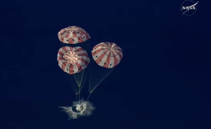 Cápsula Orion reentrou na atmosfera terrestre pouco antes das 21h desta sexta-feira, num dos momentos mais críticos da viagem à Lua