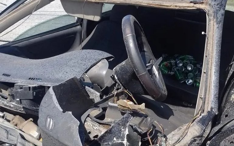 Carro capota após colidir com um poste e deixa um morto, na Santa Amélia, em Maceió