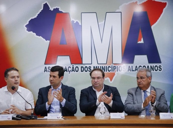 Renan Filho garante a prefeitos fazer investimentos superiores neste 2º mandato