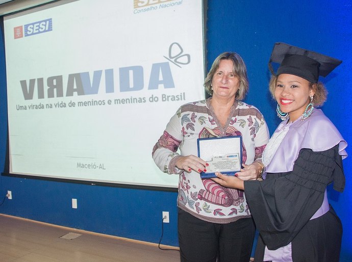 Colaboradora do Sebrae Alagoas é homenageada em formatura do Viravida