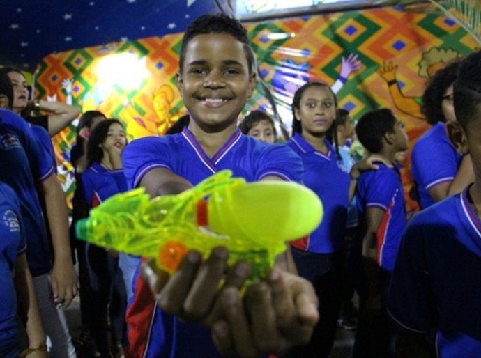 Crianças trocam armas de brinquedo por ingressos do circo