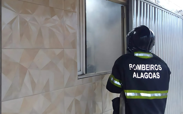 Bombeiros controlam princípio de incêndio em prédio na Ponta Verde, em Maceió