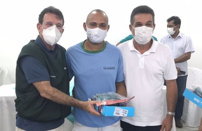 Saúde de Branquinha entrega tablets e novos fardamentos para agentes comunitários