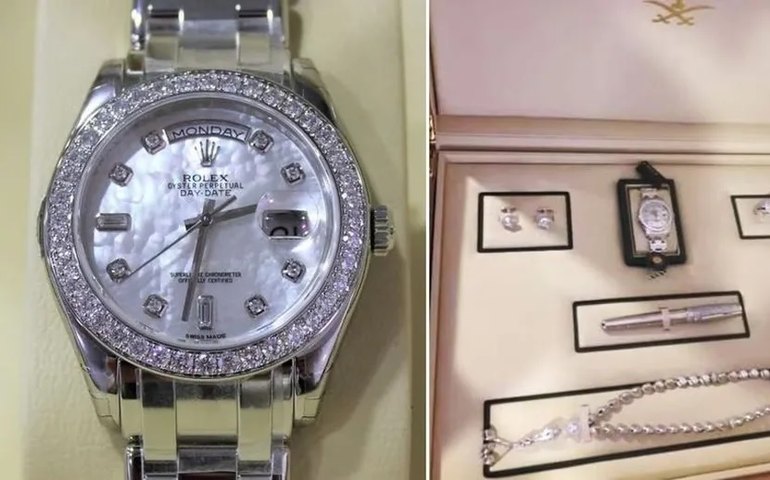 Bolsonaro recebeu 3º conjunto de joias com Rolex de diamantes e levou com ele
