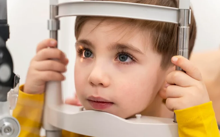 80% das causas de cegueira infantil são preveníveis ou tratáveis, e os primeiros meses são decisivos, afirma especialista