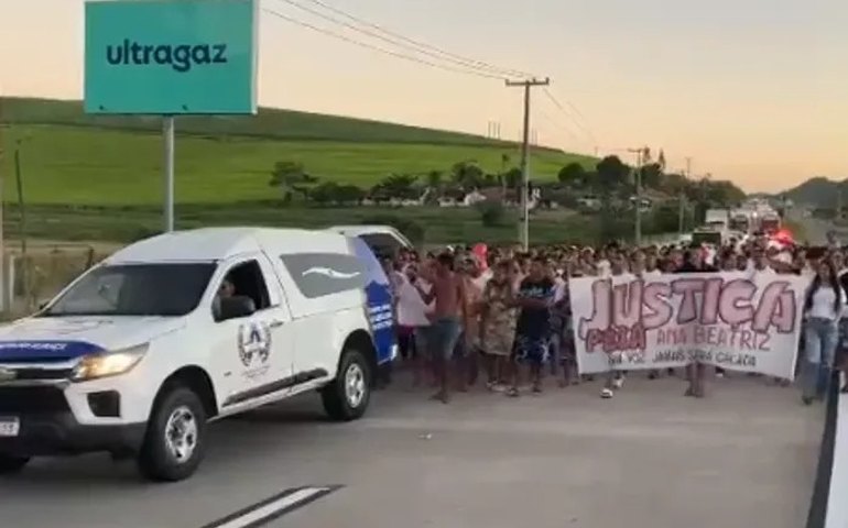 Sob comoção, corpo da bebê Ana Beatriz é sepultado em Novo Lino