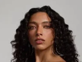 Cinebiografia de Marta divulga primeira imagem com Alice Carvalho