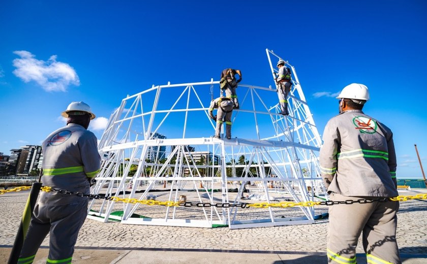 Prefeitura de Maceió inicia montagem da Árvore de Natal de 34 metros na Ponta Verde