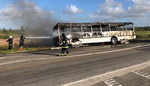 ônibus escolar pega fogo na Barra dos Coqueiros
