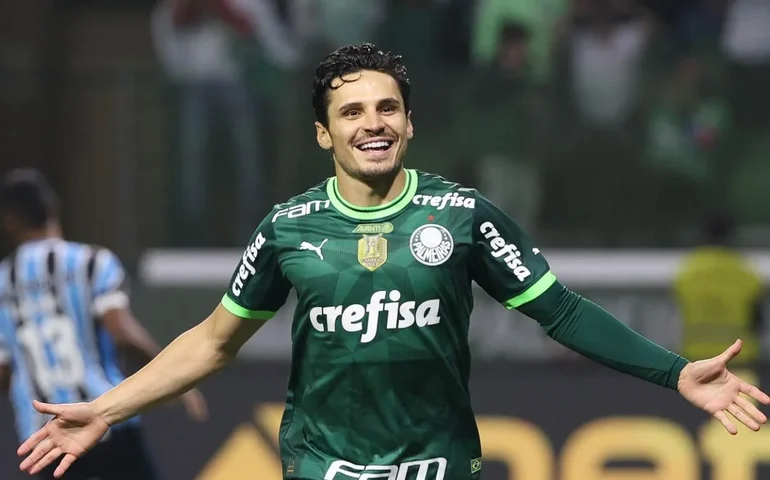 Raphael Veiga fica fora do treino e Piquerez exalta campanha do Palmeiras antes de jogo no Peru