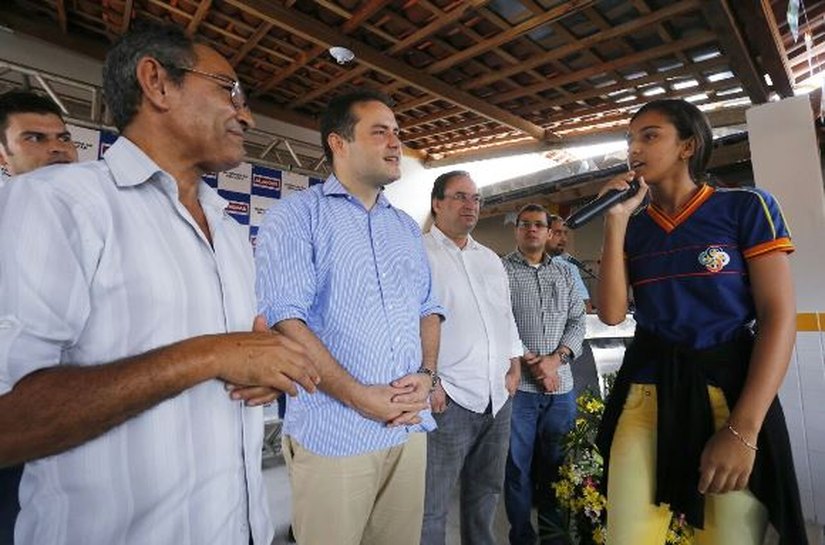 Em Girau, Renan Filho inaugura escola, ginásio e anuncia acesso a distrito