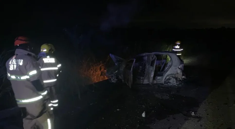 Carro pega fogo após colidir com caminhão em Santo Amaro das Brotas