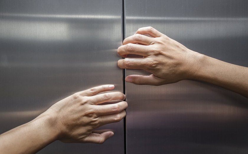 Bombeiros resgatam seis pessoas presas em elevador de prédio em Maceió