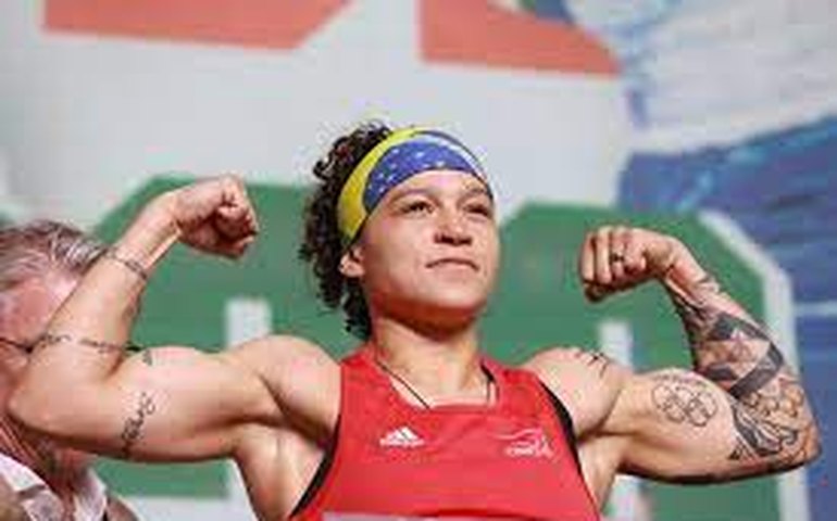 Bia Ferreira fala sobre carreira híbrida e busca por vaga no boxe olímpico em Paris-2024
