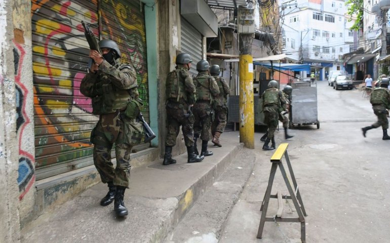 Uso de drones com explosivos contra a polícia do Rio marca escalada em poder bélico de facções