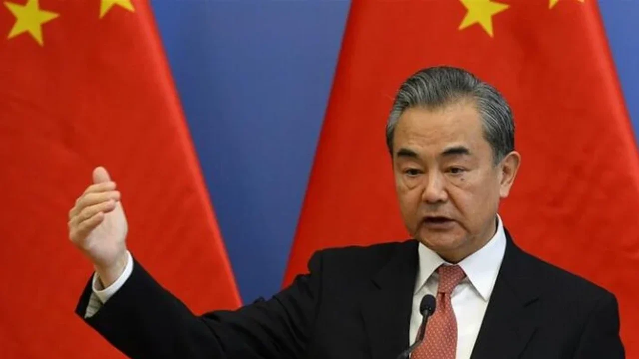 China e Reino Unido reforçam diálogo e defendem ordem multilateral em meio a tensões globais