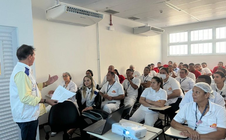 Vigilância Sanitária capacita funcionários de supermercado sobre boas práticas com alimentos