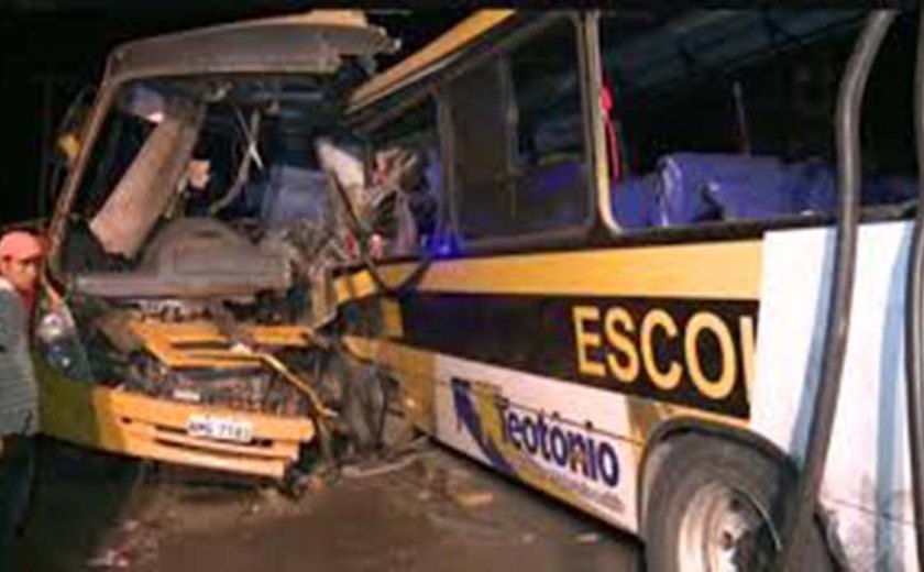 Instituto de Criminalística analisa vestígios de ônibus envolvidos em acidente