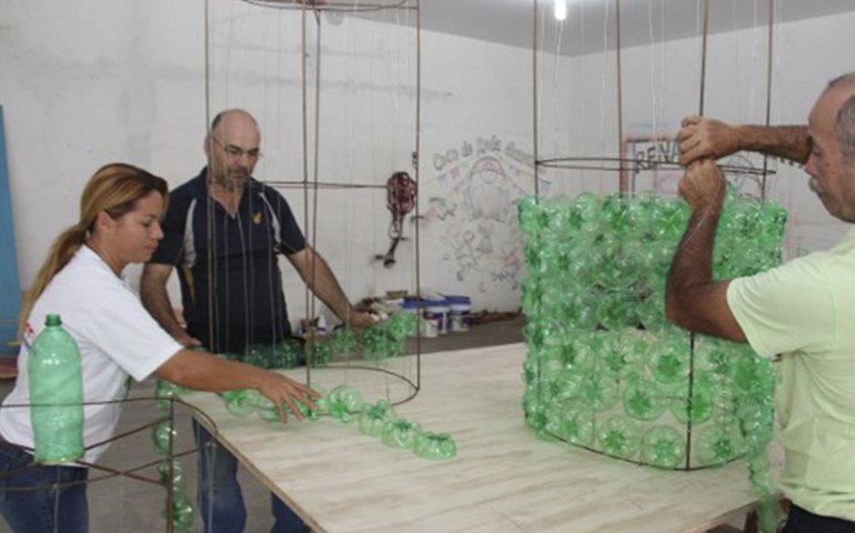Artesãos coletam material reciclado para Natal de Arapiraca