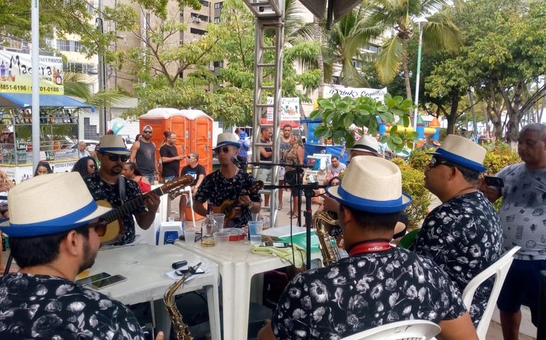 Sucesso de público, Pôr do Samba anima mais um sábado na orla de Maceió