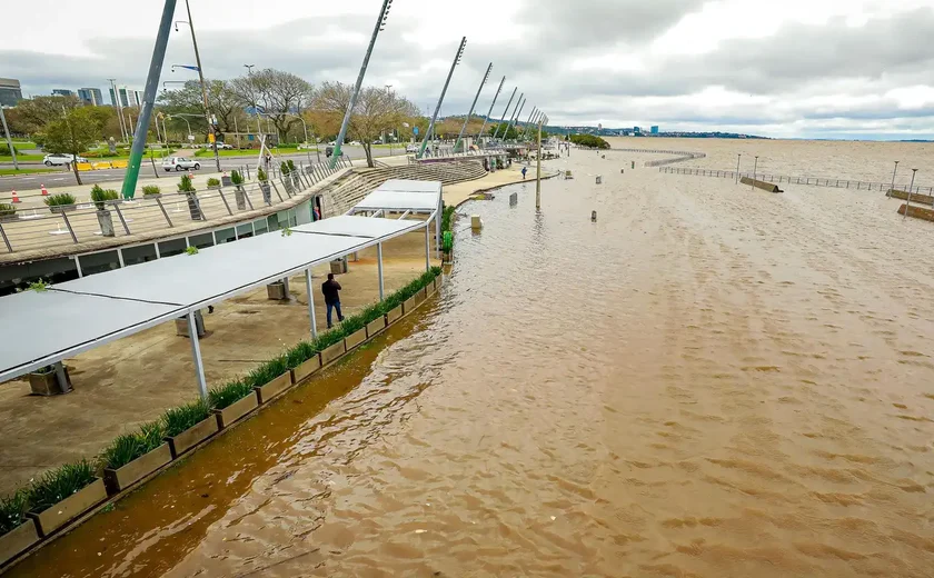 Porto Alegre: Rio Guaíba transborda e Defesa Civil alerta sobre risco de inundações