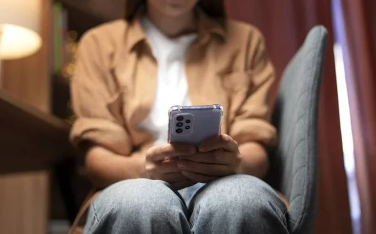 Violência digital contra mulher também é crime; veja como denunciar