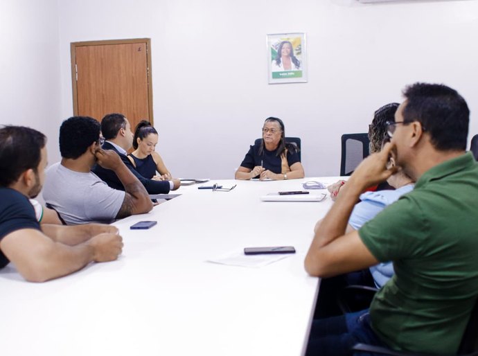 Prefeita Tia Júlia avança em negociações com servidores e inicia progressões já na folha de janeiro