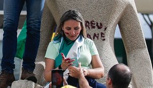Débora Rodrigues ficou conhecida por escrever, com batom, frase em uma estátua em frente ao STF